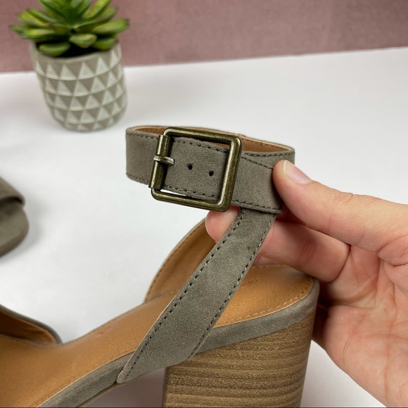 Universal Thread Gray Tan Open Toe Chunky Heels Shoes Ankle Strap Size 7.5 - Picture 3 of 8